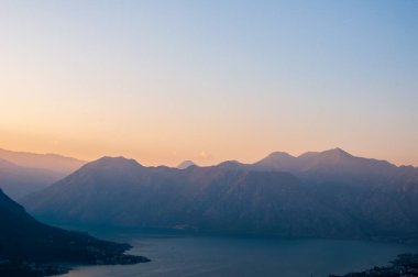 Kotor Kalesi 'nden Boka Kotorska manzaralı gün batımı