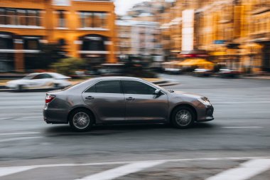 Ukrayna, Kyiv - 2 Ağustos 2021: Gri Toyota Camry arabası sokakta hareket ediyor. Yazı