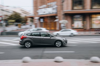 Ukrayna, Kyiv - 2 Ağustos 2021: Gri Ford Focus arabası sokakta hareket ediyor. Yazı