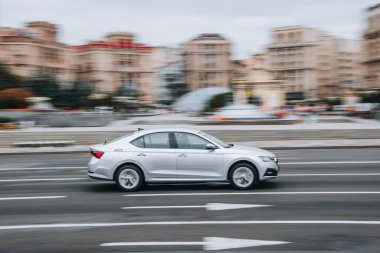 Ukrayna, Kyiv - 2 Ağustos 2021: Beyaz Skoda Octavia arabası sokakta hareket ediyor. Yazı