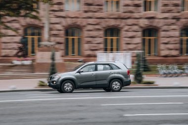 Ukrayna, Kyiv - 2 Ağustos 2021: Gri KIA Sorento arabası sokakta hareket ediyor. Yazı
