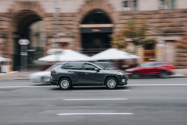 Ukrayna, Kyiv - 2 Ağustos 2021: Gri Toyota RAV 4 aracı yolda ilerliyor. Yazı