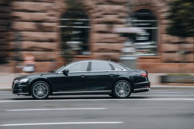 Ukrayna, Kyiv - 2 Ağustos 2021: Siyah Audi A8 aracı yolda ilerliyor. Yazı