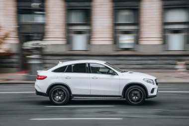 Ukrayna, Kyiv - 2 Ağustos 2021: Beyaz Mercedes-Benz GLE Coupe arabası yolda ilerliyor. Yazı