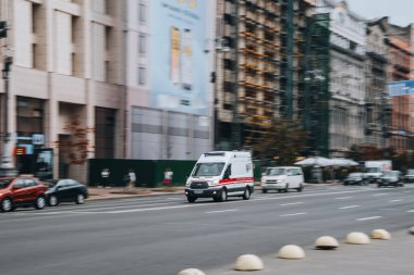 Ukrayna, Kyiv - 2 Ağustos 2021: Ambulans aracı yolda ilerliyor. Yazı
