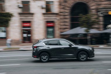 Ukrayna, Kyiv - 2 Ağustos 2021: Siyah MAZDA CX-5 aracı sokakta hareket ediyor. Yazı