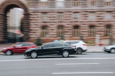 Ukrayna, Kyiv - 2 Ağustos 2021: Gümüş Mercedes-Benz arabası sokakta hareket ediyor. Yazı