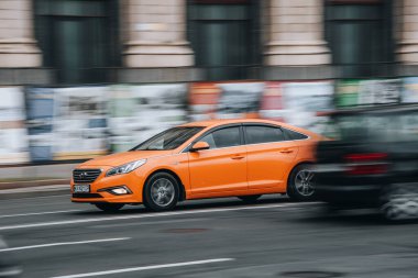 Ukrayna, Kyiv - 2 Ağustos 2021: Orange Hyundai Sonata arabası yolda ilerliyor. Yazı