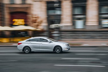 Ukrayna, Kyiv - 2 Ağustos 2021: Beyaz Hyundai Sonata arabası yolda ilerliyor. Yazı