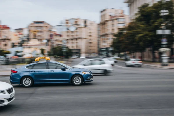 Ukrajina Kyjev Srpna 2021 Modrý Ford Fusion Taxi Vůz Pohybující — Stock fotografie