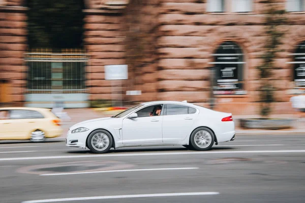 Ουκρανία Κίεβο Αυγούστου 2021 Λευκό Αυτοκίνητο Jaguar Κινείται Στο Δρόμο — Φωτογραφία Αρχείου