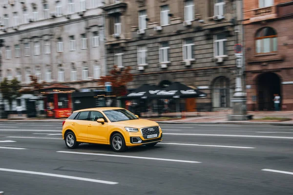 乌克兰基辅 2021年8月2日 黄色奥迪Q2汽车在街上行驶 — 图库照片
