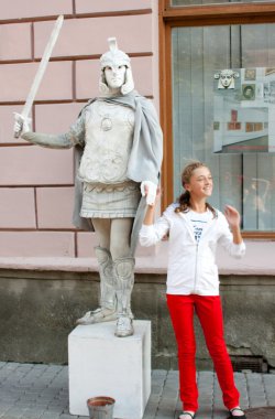 Tanımlanamayan busking MIME ile kız