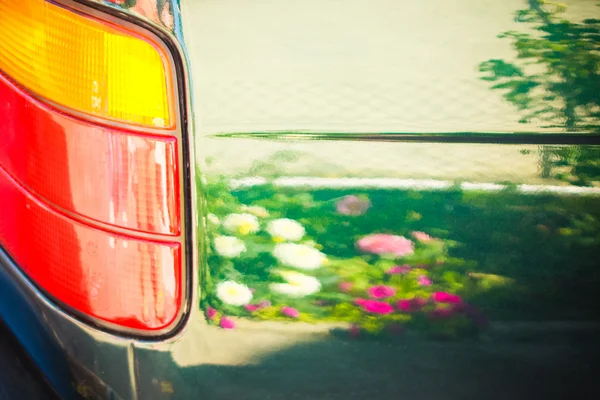 Tiro de ângulo de um carro com reflexo de gramíneas — Fotografia de Stock