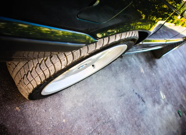 Ángulo de tiro de un coche con reflejo de hierbas — Foto de Stock