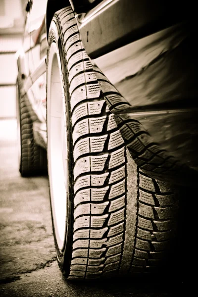 Foto estilizada dos detalhes do carro. Roda — Fotografia de Stock