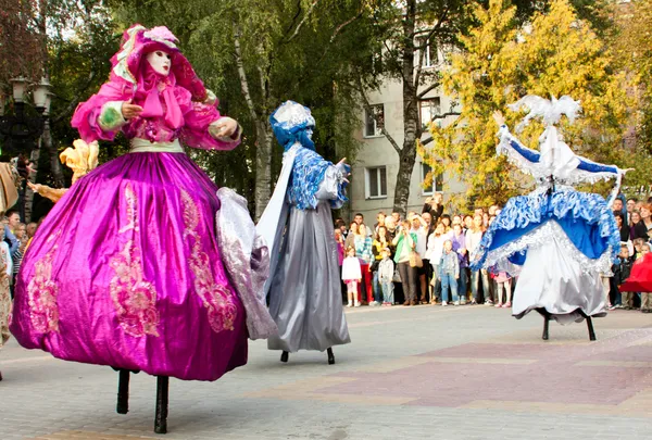 TERNOPIL, UCRÂNIA - 27 DE AGOSTO: Teatro sobre palafitas "Show Giants  " — Fotografia de Stock