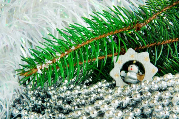 Ramas de árbol de Navidad y juguete de madera plateado — Foto de Stock