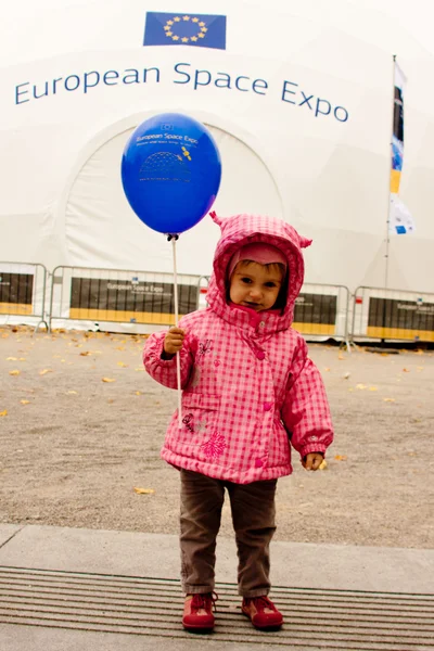 VIENA - 26 DE OCTUBRE: Niña en la Exposición Espacial Europea en t — Foto de Stock