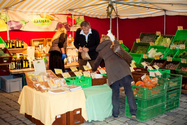 VIENNA - OCTOBER 26: Holiday market on Austrian National Day on — Stock Photo, Image