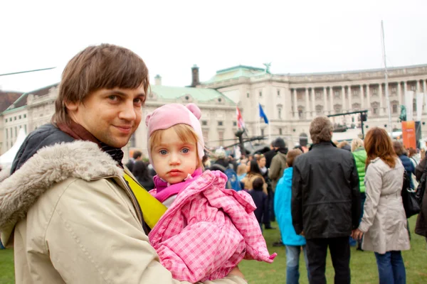 Vídeň - 26. října: Muž s jeho dauther na rakouské národní D — Stock fotografie