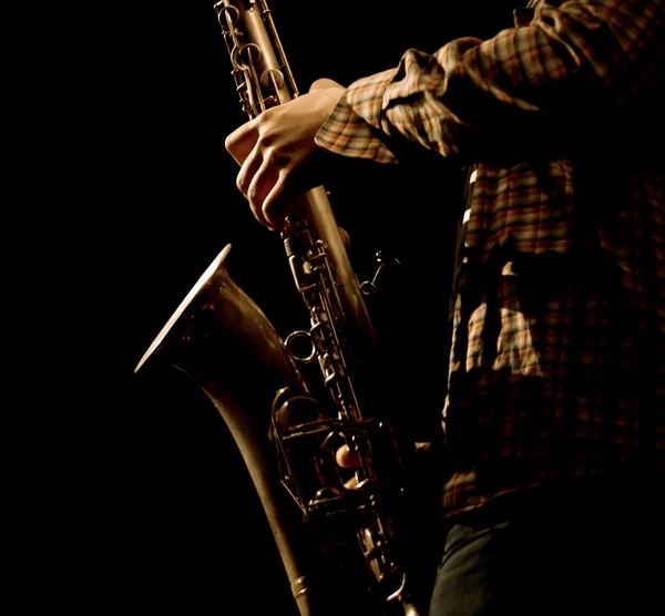 Foto cálida del saxofón masculino tocando en saxofón — Foto de Stock