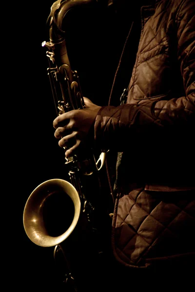 Teplé fotografie mužského saxophonis hraje v sax — Stock fotografie