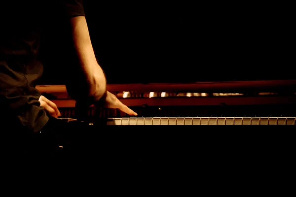 Ζεστή φωτογραφία του πιανίστα αρσενικό παίζει στο πιάνο — Φωτογραφία Αρχείου