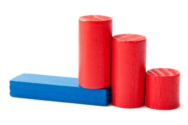 renkli ahşap çocuk yapı taşları üzerinde beyaz ba izole