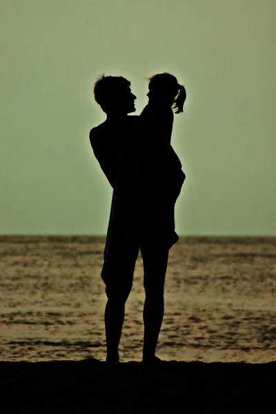 아버지와 자식 해변에서의 실루엣 — 스톡 사진
