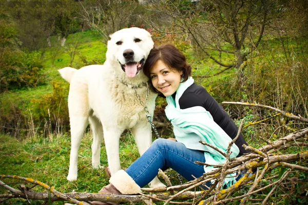Ragazza e il suo migliore amico grande cane bianco Alabai — Foto Stock