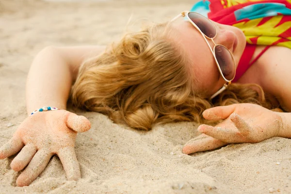 Gilr op het zand — Stockfoto