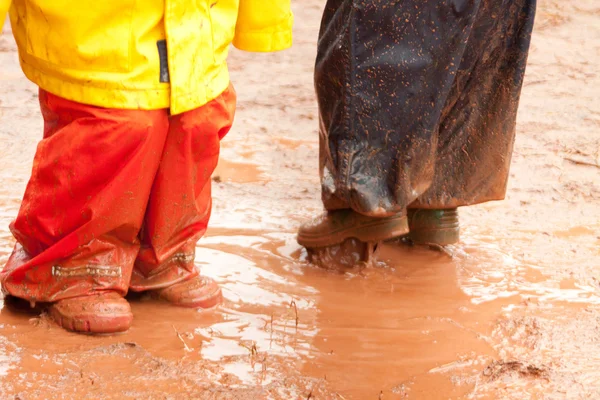 çamurlu göletlerde oynayan çocuklar