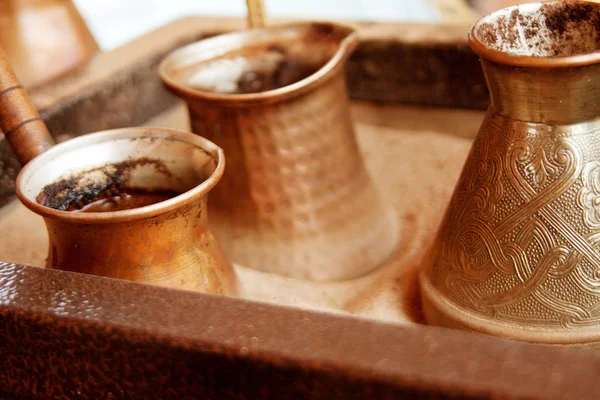 Turkarna med svart kaffe beredd på varm sand — Stockfoto