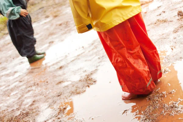 Children are playing in muddy puddles — Stock Photo, Image