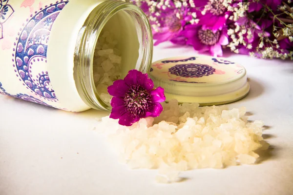 Jar of bath sea salt and violet flowers — Stock Photo, Image
