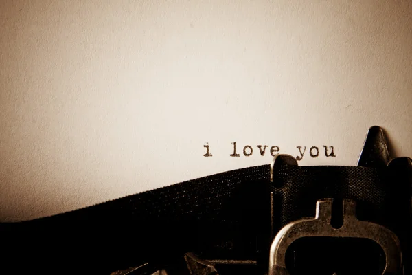 Eu amo você tipo de mensagem na velha máquina de escrever — Fotografia de Stock