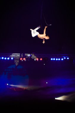 Lviv, Ukrayna - Ağustos 18: ip acrobat sirkte gerçekleştirmek