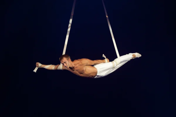 LVIV, UKRAINE - AUGUST 17: Tightrope acrobat perform in circus — Stock Photo, Image
