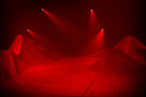 LVIV, UCRAINA - 17 AGOSTO: Palcoscenico rosso illuminato vuoto con smo — Foto Stock