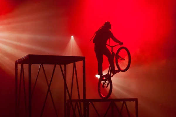 LVIV, UCRANIA - 17 DE AGOSTO: Jinete de bicicletas actuando en circo "K — Foto de Stock