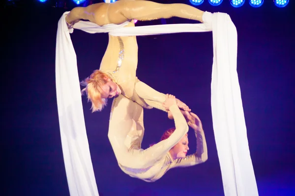 LVIV, UCRANIA - 18 de agosto: Tightrope acrobats realiza en circu — Foto de Stock