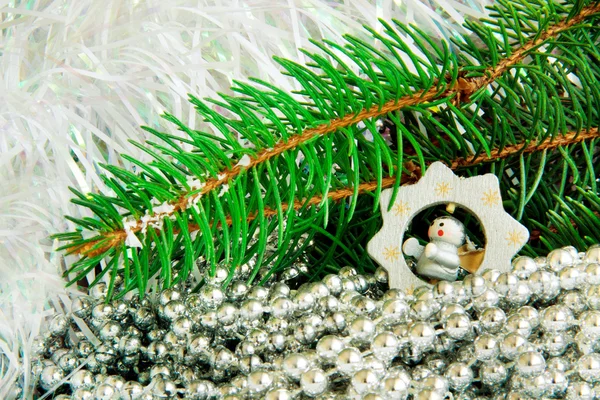 Kerstboom takken en kegels — Stockfoto