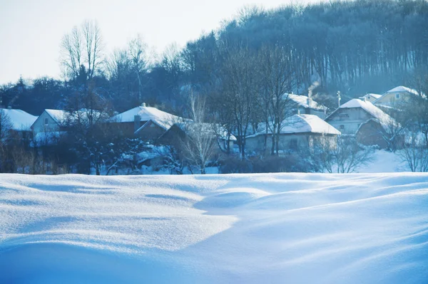 Winterlandschap. huizen in sneeuw hout — Stockfoto