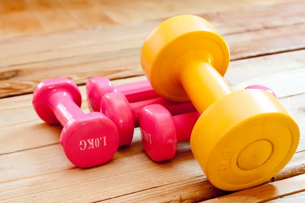 Fitness dumbell ahşap masa — Stok fotoğraf