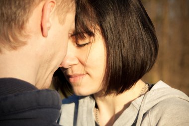 aşık genç güzel bir çift hafif portresi