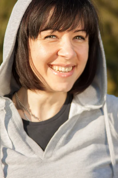 Retrato de una hermosa joven sonriente —  Fotos de Stock