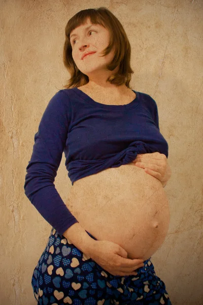 Jeune femme enceinte. Stylisé dans l'ancien style d'image couleur . — Photo