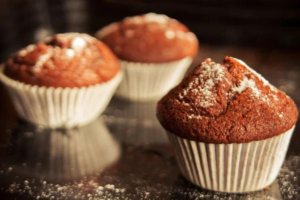 Muffins em um fundo escuro — Fotografia de Stock