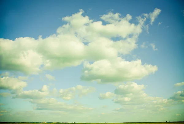Felhős az ég és a föld zöld vonal — Stock Fotó